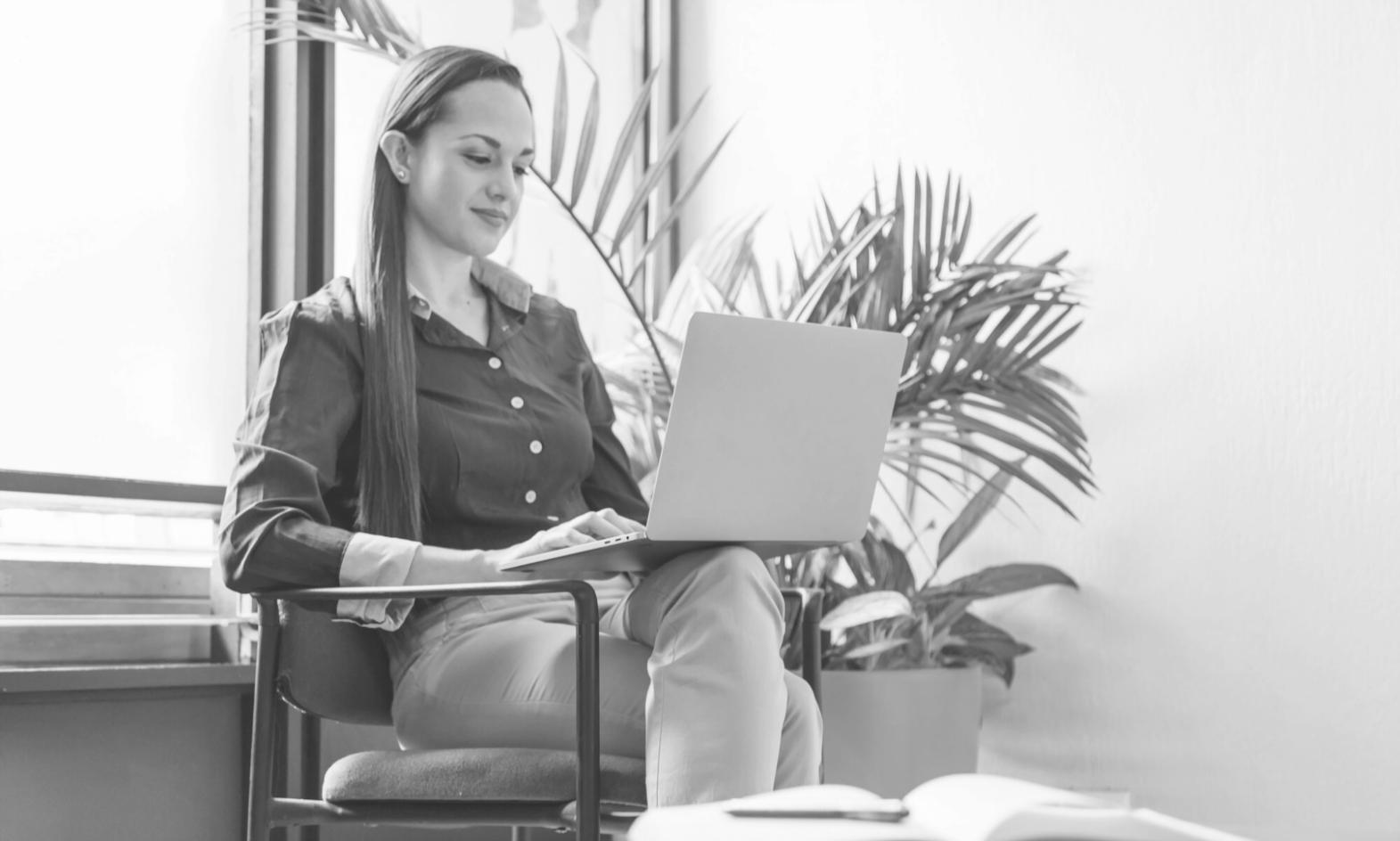 Team di consulenti assicurativi finaretholuv al lavoro durante una consulenza personalizzata con un cliente